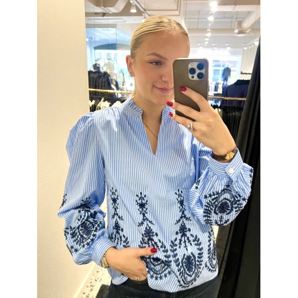 B.YOUNG BYXFAUSTA VNECK BLOUSE BLUE