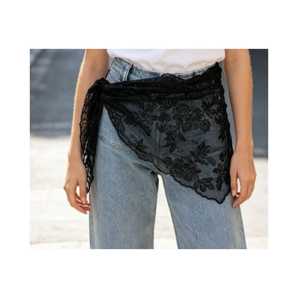 ISAKO LACE TRIANGLE BLACK