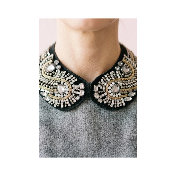 ISAKO COLLAR BLACK